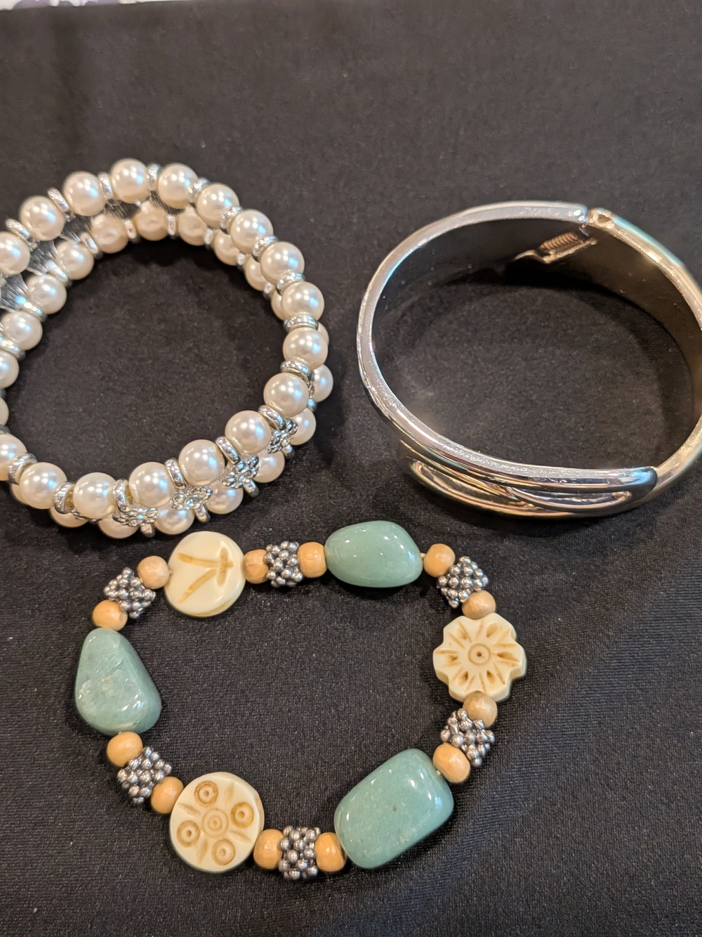 Beaded Green and Cream Stretch Bracelet - Unbranded